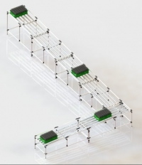 Przenośnik rolkowy utworzony z pojedynczych modułów połączonych ze sobą złączem i rozszerzalne w taki sposób, aby pokryć konieczną odległość. Podwójne opadanie ze zmianą kierunku opakowania.